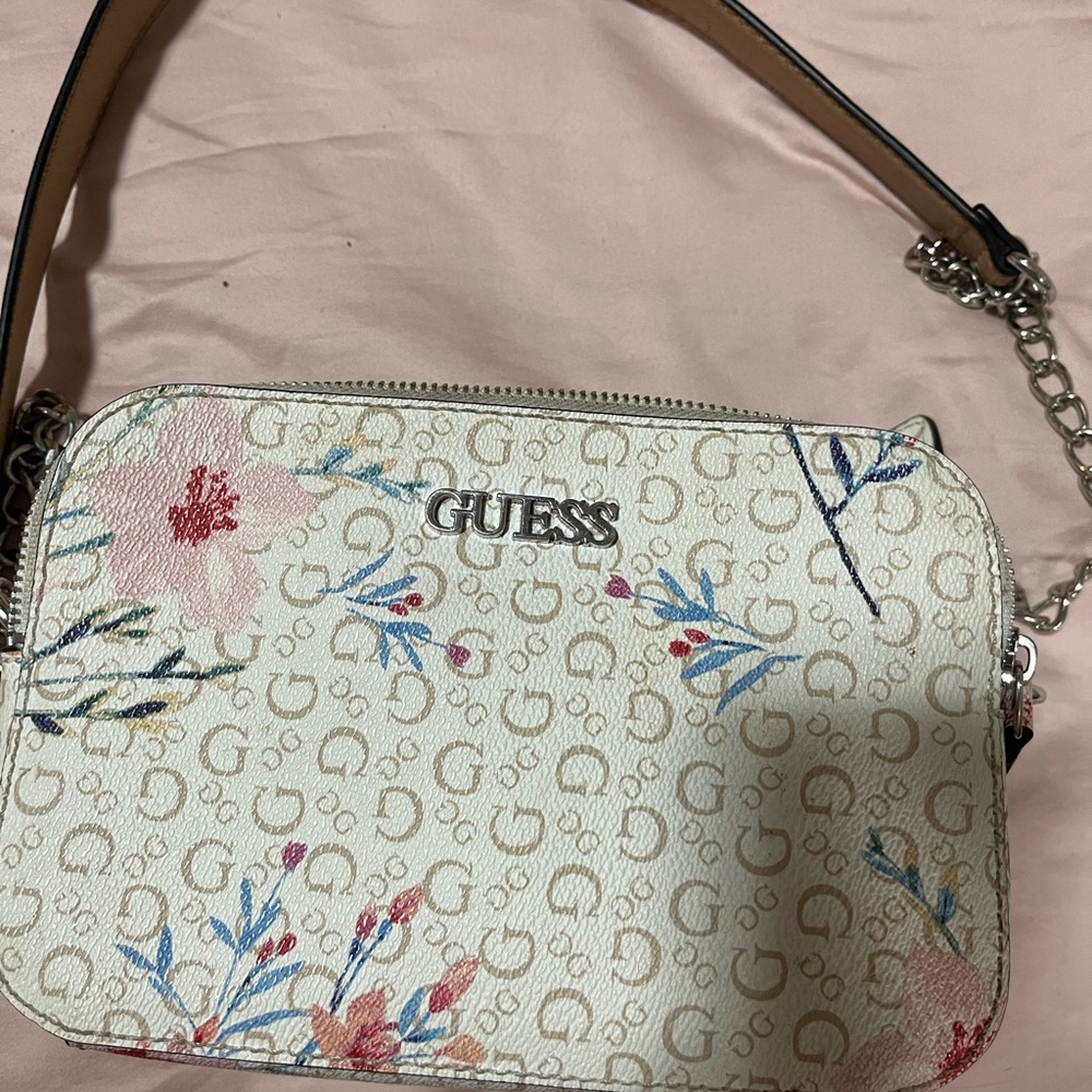 Authentiv Guess purse with chain